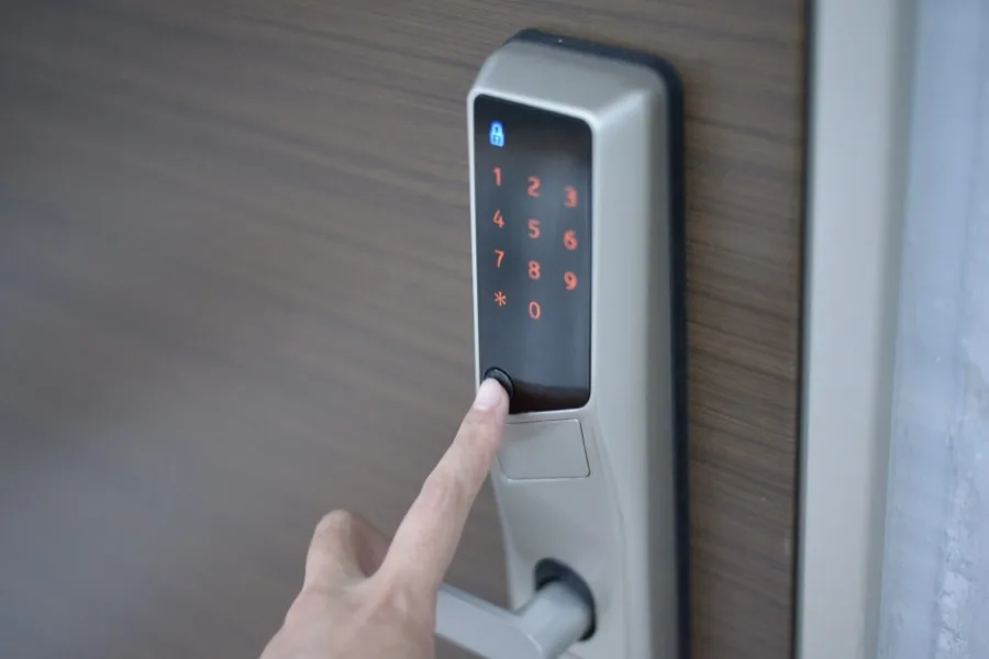 客室のスマートロックを暗証番号で解錠する様子