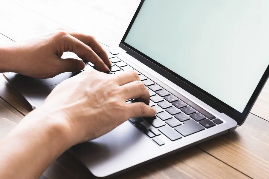 パソコンで予約サイトを運用する様子
